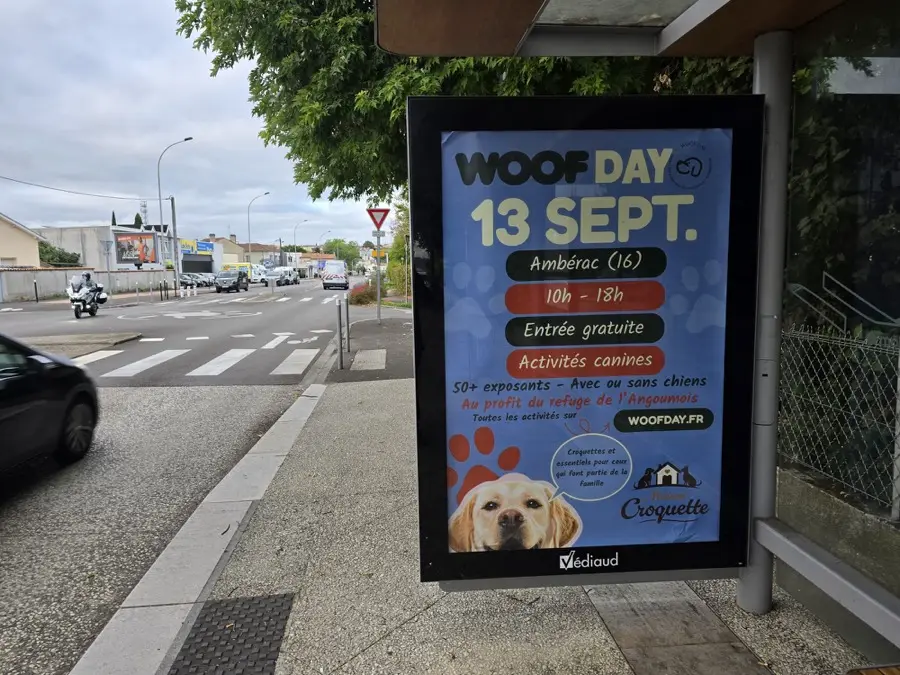 Affiche Woof Day sur un abribus en Charente