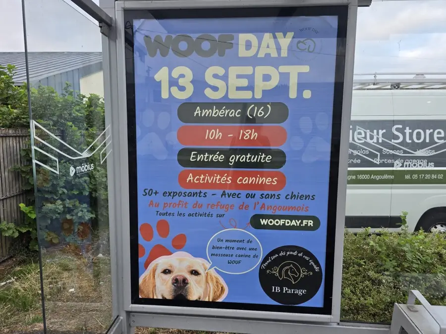 Affiche Woof Day sur un abribus, partenariat IB Parage