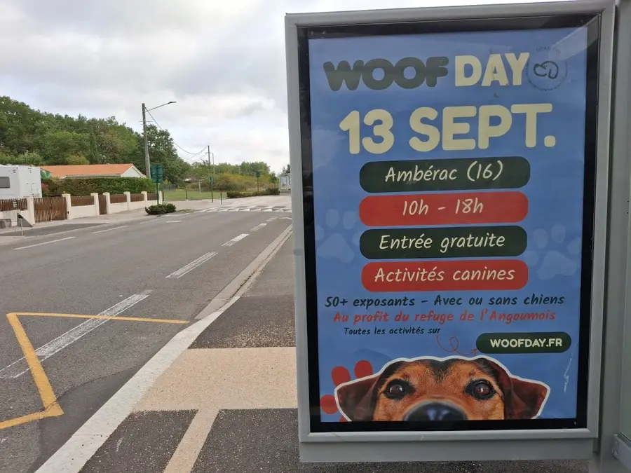 Affiche Woof Day sur un abribus