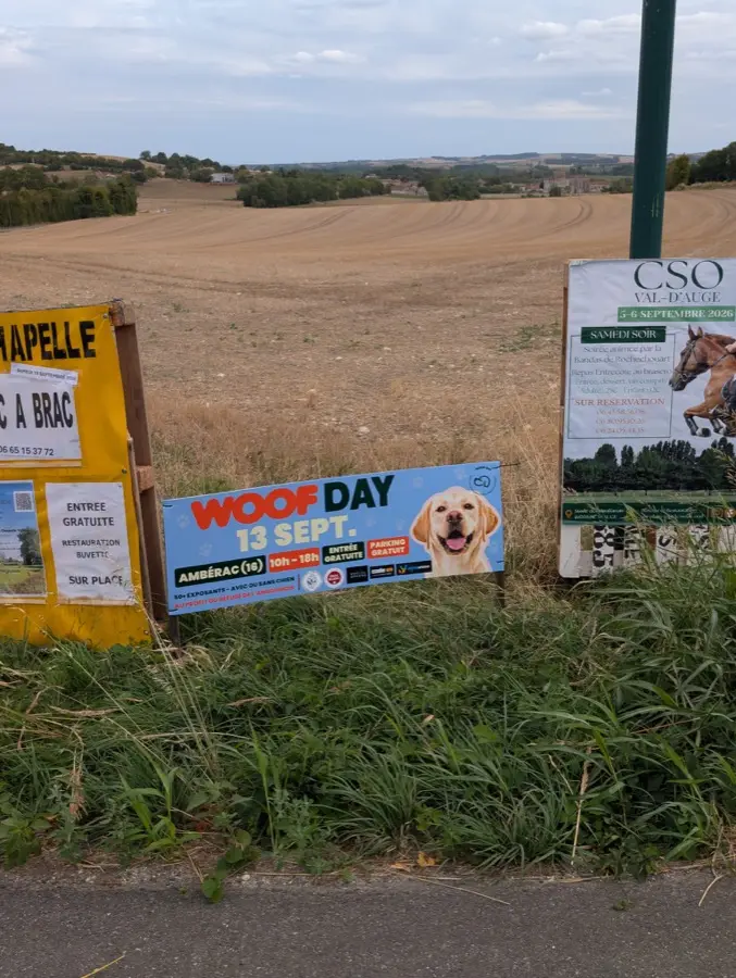 Banderole Woof Day avec logos sponsors, en bordure de champ