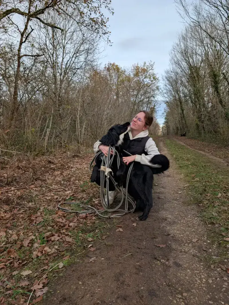 Méline avec Ulysse, chien du refuge